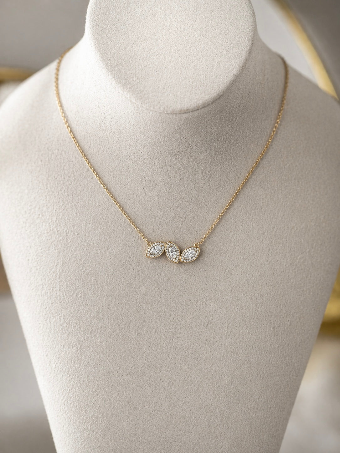 Collier Kelya trio