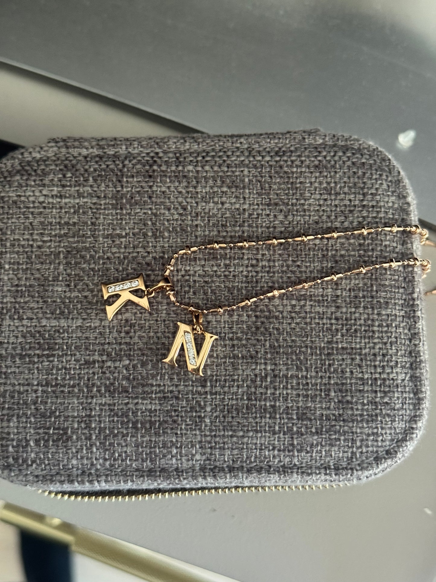 Pendentif initiale semi pavé